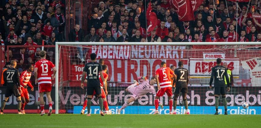 Fußball, Herren, Saison 2025 2026, 1. Bundesliga (10. Spieltag), 1. FC Union Berlin - FC Bayern München, Ilyas Ansah (2. v. l., 1. FC Union) erzielt das wegen Abseits aberkannte Tor zum 1:0 gegen Torwart Manuel Neuer (Bayern München), 08.11.2025, Copyright: xMatthiasxKochx