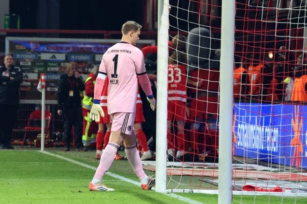 DEU, DFL, 1. FBL, 1.FC Union vs. Bayern Muenchen, 08.11.2025, Stadion Alte Foersterei, Berlin, DEU, DFL, 1. FBL, 1.FC Union vs. Bayern Muenchen, im Bild: Manuel Neuer (FC Bayern Muenchen 1) DFL - regulations prohibit any use of Photographs as image sequences and or quasi-video