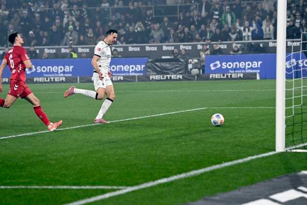 Haris TABAKOVIC (MG) schiesst das Tor zum 3-0, Borussia Moenchengladbach (MG) - 1. FC Koeln (K) 3-1 Fussball 1. Bundesliga Saison 2025 2026, 10.Spieltag, Spieltag10, matchday10, am 08.11.2025, Borussia-Park in Moenchengladbach Deutschland. DFL regulations prohibit any use of photographs as image sequences and or quasi-video Ã‚Â