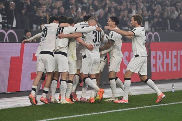 Haris TABAKOVIC (MG) jubelt nach seinem Tor zum 3-0, Jubeltraube Borussia Moenchengladbach (MG) - 1. FC Koeln (K) 3-1 Fussball 1. Bundesliga Saison 2025 2026, 10.Spieltag, Spieltag10, matchday10, am 08.11.2025, Borussia-Park in Moenchengladbach Deutschland. DFL regulations prohibit any use of photographs as image sequences and or quasi-video Ã‚Â