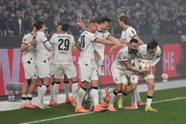 Haris TABAKOVIC (MG) jubelt nach seinem Tor zum 3-0, Jubeltraube Borussia Moenchengladbach (MG) - 1. FC Koeln (K) 3-1 Fussball 1. Bundesliga Saison 2025 2026, 10.Spieltag, Spieltag10, matchday10, am 08.11.2025, Borussia-Park in Moenchengladbach Deutschland. DFL regulations prohibit any use of photographs as image sequences and or quasi-video Ã‚Â