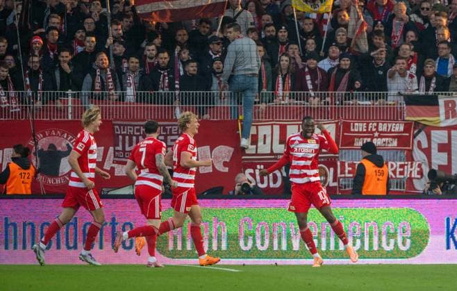 Fußball, Herren, Saison 2025 2026, 1. Bundesliga (10. Spieltag), 1. FC Union Berlin - FC Bayern München, v. l. Tom Rothe (1. FC Union Berlin), Oliver Burke (1. FC Union Berlin), Leopold Querfeld (1. FC Union Berlin), Ilyas Ansah (1. FC Union), Jubel nach wegen Abseits aberkannten Tor zum 1:0, 08.11.2025, Copyright: xMatthiasxKochx