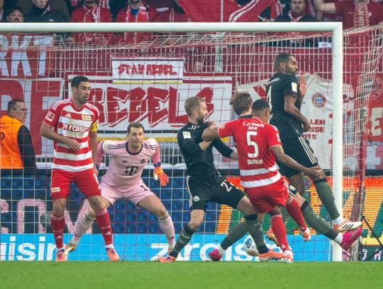 Fußball, Herren, Saison 2025 2026, 1. Bundesliga (10. Spieltag), 1. FC Union Berlin - FC Bayern München, Danilho Doekhi (5 1. FC Union) erzielt das Tor zum 1:0 gegen Torwart Manuel Neuer (Bayern München), 08.11.2025, Copyright: xMatthiasxKochx