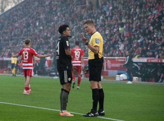 Fußball, Herren, Saison 2025 2026, 1. Bundesliga (10. Spieltag), 1. FC Union Berlin - FC Bayern München, Schiedsrichter Florian Exner ermahnt Luis Diaz (Bayern München) nach Schwalbe, 08.11.2025, Copyright: xMatthiasxKochx