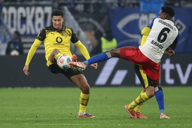1. Bundesliga - Hamburger SV - Borussia Dortmund am 08.11.2025 im Volksparkstadion in Hamburg Serhou Guirassy (Dortmund 9) gegen Albert Lokonga (Hamburg 6)
