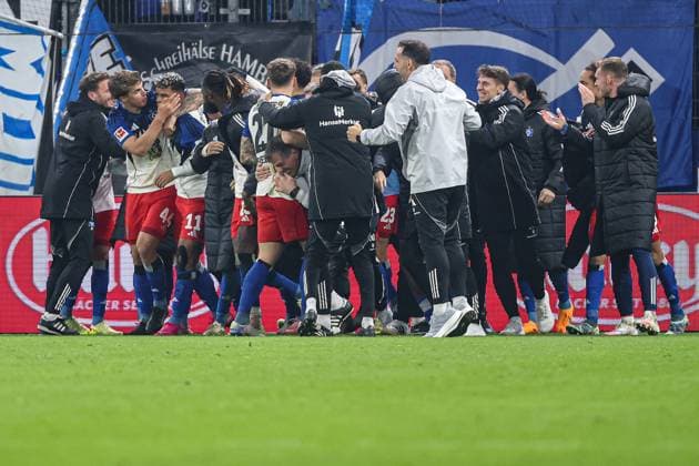1. Bundesliga - Hamburger SV - Borussia Dortmund am 08.11.2025 im Volksparkstadion in Hamburg Jubel, Torjubel, Torschuetze, Torschütze Ransford Königsdörffer Koenigsdoerffer (Hamburg 11) jubelt nach seinem Tor zum 1 zu 1 mit der Mannschaft