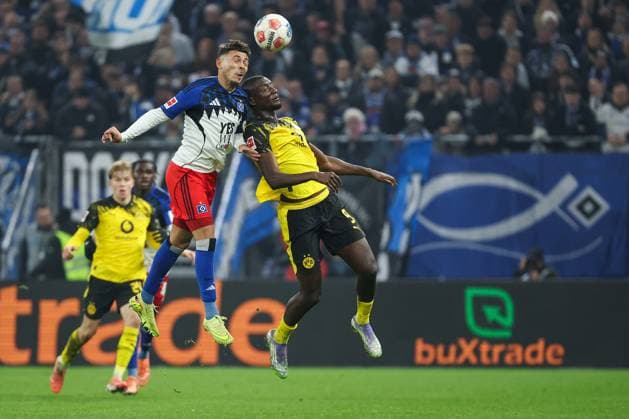 1. Bundesliga - Hamburger SV - Borussia Dortmund am 08.11.2025 im Volksparkstadion in Hamburg William Mikelbrencis (Hamburg 2) im Kopfballduell mit Serhou Guirassy (Dortmund 9)