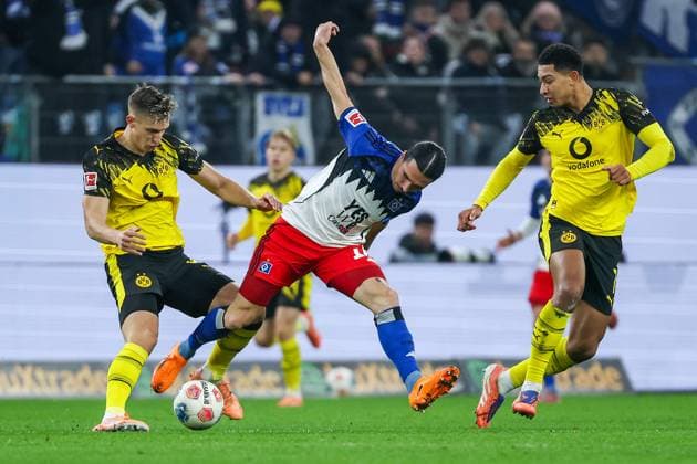 1. Bundesliga - Hamburger SV - Borussia Dortmund am 08.11.2025 im Volksparkstadion in Hamburg Rayan Philippe (Hamburg 14) gegen Nico Schlotterbeck (Dortmund 4) und Jobe Bellingham (Dortmund 7)