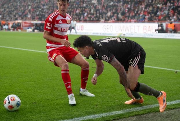 Fußball, Herren, Saison 2025 2026, 1. Bundesliga (10. Spieltag), 1. FC Union Berlin - FC Bayern München, v. l. Janik Haberer (1. FC Union Berlin), Luis Diaz (Bayern München) auf dem Weg zum Tor zum 1:1, 08.11.2025, Copyright: xMatthiasxKochx