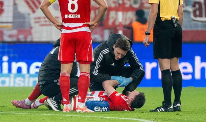 Fußball, Herren, Saison 2025 2026, 1. Bundesliga (10. Spieltag), 1. FC Union Berlin - FC Bayern München, am Boden v. l. Mannschaftsarzt Clemens Gwinner (1. FC Union Berlin), Oliver Burke (1. FC Union Berlin), 08.11.2025, Copyright: xMatthiasxKochx