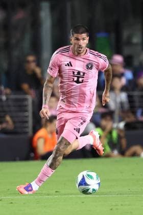 FT. LAUDERDALE, FL - NOVEMBER 08: Inter Miami midfielder Rodrigo de Paul (7) attacks with the ball during game three of the first round playoff patch between Nashville SC and Inter Miami CF on Saturday, November 8, 2025 at Chase Stadium in Fort Lauderdale, FL. (Photo by Peter Joneleit Icon Sportswire) SOCCER: NOV 08 MLS, Fussball Herren, USA Cup Playoffs Inter Miami CF vs Nashville SC EDITORIAL USE ONLY Icon251108083