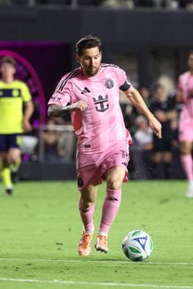 FT. LAUDERDALE, FL - NOVEMBER 08: Inter Miami forward Lionel Messi (10) attacks with the ball during game three of the first round playoff patch between Nashville SC and Inter Miami CF on Saturday, November 8, 2025 at Chase Stadium in Fort Lauderdale, FL. (Photo by Peter Joneleit Icon Sportswire) SOCCER: NOV 08 MLS, Fussball Herren, USA Cup Playoffs Inter Miami CF vs Nashville SC EDITORIAL USE ONLY Icon251108095