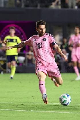 FT. LAUDERDALE, FL - NOVEMBER 08: Inter Miami forward Lionel Messi (10) attacks with the ball during game three of the first round playoff patch between Nashville SC and Inter Miami CF on Saturday, November 8, 2025 at Chase Stadium in Fort Lauderdale, FL. (Photo by Peter Joneleit Icon Sportswire) SOCCER: NOV 08 MLS, Fussball Herren, USA Cup Playoffs Inter Miami CF vs Nashville SC EDITORIAL USE ONLY Icon251108096