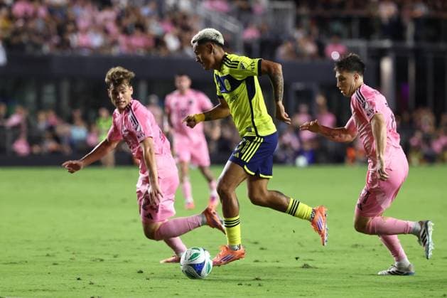 FT. LAUDERDALE, FL - NOVEMBER 08: Nashville SC midfielder Andy Najar (31) controls the ball in the first half during game three of the first round playoff patch between Nashville SC and Inter Miami CF on Saturday, November 8, 2025 at Chase Stadium in Fort Lauderdale, FL. (Photo by Peter Joneleit Icon Sportswire) SOCCER: NOV 08 MLS, Fussball Herren, USA Cup Playoffs Inter Miami CF vs Nashville SC EDITORIAL USE ONLY Icon251108097