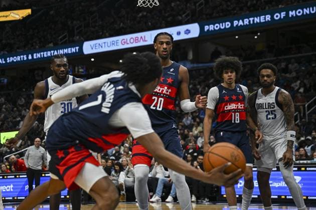 Dallas Mavericks vs Washington Wizards WASHINGTON DC, UNITED STATES - NOVEMBER 8 : Bub Carrington (7) of Washington Wizards in action against P. J. Washington Jr. (25) of Dallas Mavericks during the NBA, Basketball Herren, USA basketball game between Dallas Mavericks and Washington Wizards at the Capital One Arena on November 8, 2025 in Washington DC, United States. Celal Gunes Anadolu District of Columbia United States. Editorial use only. Please get in touch for any other usage.  Copyright: x2025xAnadoluxCelalxGunesx