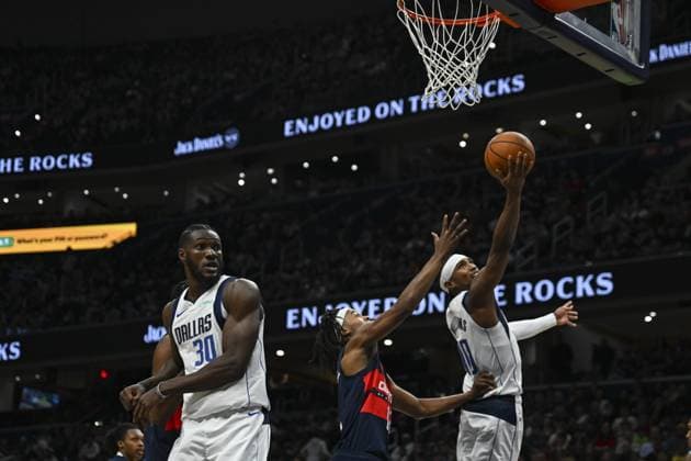 Dallas Mavericks vs Washington Wizards WASHINGTON DC, UNITED STATES - NOVEMBER 8 : Alex Sarr (20) of Washington Wizards in action against Brandon Williams (10) of Dallas Mavericks during the NBA, Basketball Herren, USA basketball game between Dallas Mavericks and Washington Wizards at the Capital One Arena on November 8, 2025 in Washington DC, United States. Celal Gunes Anadolu District of Columbia United States. Editorial use only. Please get in touch for any other usage.  Copyright: x2025xAnadoluxCelalxGunesx