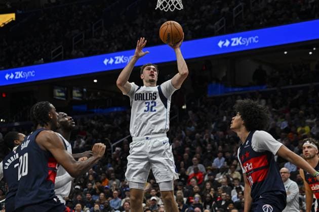 Dallas Mavericks vs Washington Wizards WASHINGTON DC, UNITED STATES - NOVEMBER 8 : Alex Sarr (20) of Washington Wizards in action against Cooper Flagg (32) of Dallas Mavericks during the NBA, Basketball Herren, USA basketball game between Dallas Mavericks and Washington Wizards at the Capital One Arena on November 8, 2025 in Washington DC, United States. Celal Gunes Anadolu District of Columbia United States. Editorial use only. Please get in touch for any other usage.  Copyright: x2025xAnadoluxCelalxGunesx