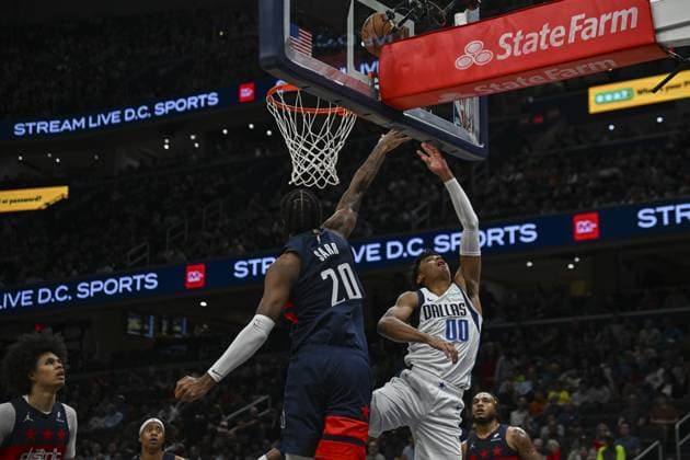 Dallas Mavericks vs Washington Wizards WASHINGTON DC, UNITED STATES - NOVEMBER 8 : Alex Sarr (20) of Washington Wizards in action against Maxx Christie (00) of Dallas Mavericks during the NBA, Basketball Herren, USA basketball game between Dallas Mavericks and Washington Wizards at the Capital One Arena on November 8, 2025 in Washington DC, United States. Celal Günes Anadolu District of Columbia United States. Editorial use only. Please get in touch for any other usage.  Copyright: x2025xAnadoluxCelalxGüneÅüx