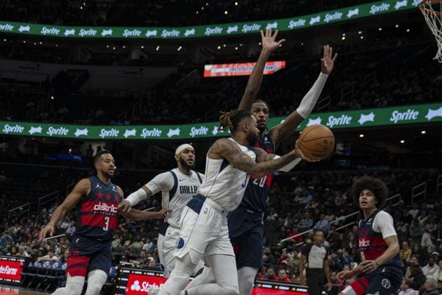 Dallas Mavericks vs Washington Wizards WASHINGTON DC, UNITED STATES - NOVEMBER 8 : Alex Sarr (20) of Washington Wizards in action against D’Angelo Russell (5) of Dallas Mavericks during the NBA, Basketball Herren, USA basketball game between Dallas Mavericks and Washington Wizards at the Capital One Arena on November 8, 2025 in Washington DC, United States. Celal Günes Anadolu District of Columbia United States. Editorial use only. Please get in touch for any other usage.  Copyright: x2025xAnadoluxCelalxGüneÅüx