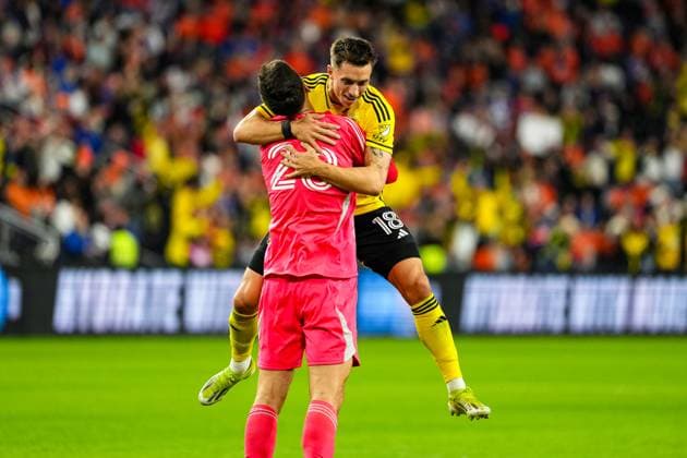 November 8, 2025, Cincinnati, Ohio, USA: Columbus Crew defender Malte Amundsen (18) and Columbus Crew goalkeeper Patrick Schulte (28) celebrate after Columbus Crew forward Jacen Russell-Rowe (19) scores the first goal of the game during an MLS, Fussball Herren, USA playoff game at TQL Cincinnati USA - ZUMAt168 20251108_zsp_t168_020 Copyright: xTrentxPattersonx