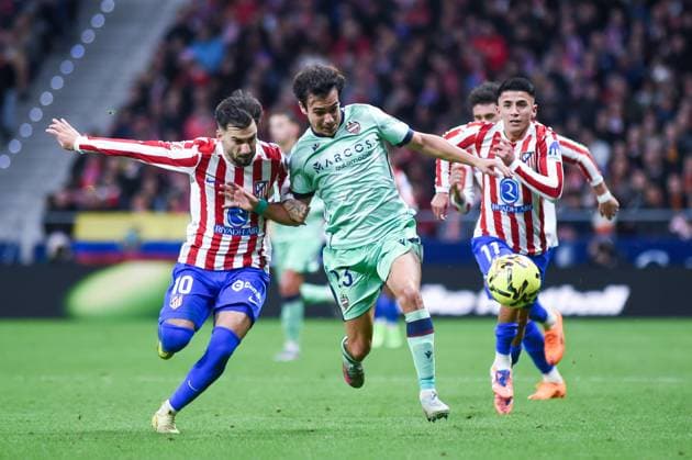 (251109) -- MADRID, Nov. 9, 2025 -- Alex Baena (front L) of Atletico de Madrid vies with Manu Sanchez (front R) of Levante UD during the La Liga football match between Atletico de Madrid and Levante UD in Madrid, Spain, Nov. 8, 2025. (Photo by Xinhua) (SP)SPAIN-MADRID-FOOTBALL-LA LIGA-ATLETICO DE MADRID VS LEVANTE GustavoxValiente 