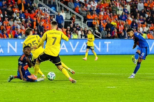 November 8, 2025, Cincinnati, Ohio, USA: FC Cincinnati forward Brenner (8) shot on goal goes just part Columbus Crew midfielder Dylan Chambost (7).during an MLS, Fussball Herren, USA playoff game at TQL Cincinnati USA - ZUMAt168 20251108_zsp_t168_010 Copyright: xTrentxPattersonx