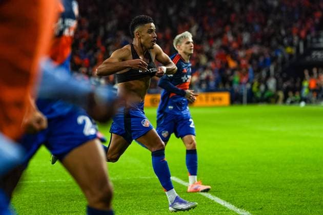 November 8, 2025, Cincinnati, Ohio, USA: FC Cincinnati forward Brenner (8) celebrates his game winning goal during an MLS, Fussball Herren, USA playoff game at TQL Cincinnati USA - ZUMAt168 20251108_zsp_t168_011 Copyright: xTrentxPattersonx