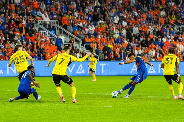 November 8, 2025, Cincinnati, Ohio, USA: FC Cincinnati forward Brenner (8) takes an uncontested shot a the top of the box to score the gaming winning goal. Putting FC Cincinnati up 2-1 against Columbus Crew during an MLS, Fussball Herren, USA playoff game at TQL Cincinnati USA - ZUMAt168 20251108_zsp_t168_009 Copyright: xTrentxPattersonx
