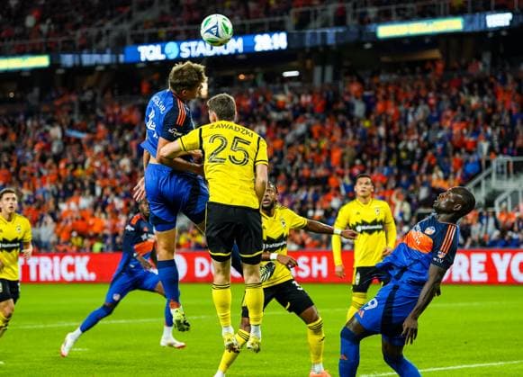 November 8, 2025, Cincinnati, Ohio, USA: FC Cincinnati defender Nick Hagglund (4) gets a contested header against Columbus Crew midfielder Sean Zawadzki (25) that goes just over the goal during an MLS, Fussball Herren, USA playoff game at TQL Cincinnati USA - ZUMAt168 20251108_zsp_t168_001 Copyright: xTrentxPattersonx