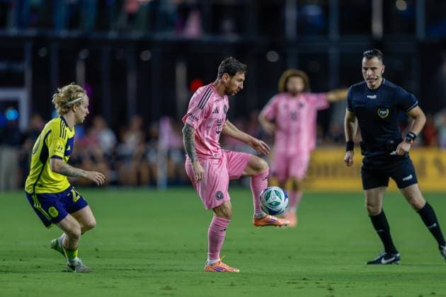 FT. LAUDERDALE, FL - NOVEMBER 08: Inter Miami forward Lionel Messi (10) controls the ball in the first half during a MLS, Fussball Herren, USA Cup Playoffs match between Inter Miami CF and Nashville SC at Chase Stadium on November 08, 2025 in Fort Lauderdale, Florida. (Photo by Chris Arjoon Icon Sportswire) SOCCER: NOV 08 MLS Cup Playoffs Inter Miami CF vs Nashville SC EDITORIAL USE ONLY Icon25110800134