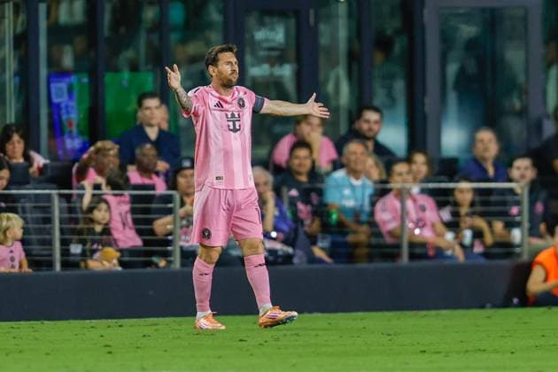 FT. LAUDERDALE, FL - NOVEMBER 08: Inter Miami forward Lionel Messi (10) gestures in the first half during a MLS, Fussball Herren, USA Cup Playoffs match between Inter Miami CF and Nashville SC at Chase Stadium on November 08, 2025 in Fort Lauderdale, Florida. (Photo by Chris Arjoon Icon Sportswire) SOCCER: NOV 08 MLS Cup Playoffs Inter Miami CF vs Nashville SC EDITORIAL USE ONLY Icon25110800143