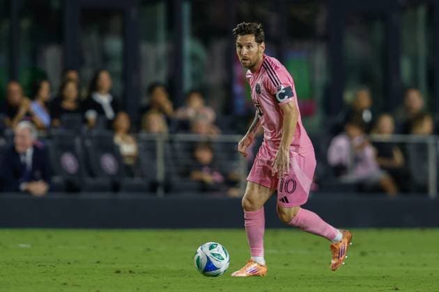 FT. LAUDERDALE, FL - NOVEMBER 08: Inter Miami forward Lionel Messi (10) controls the ball in the first half during a MLS, Fussball Herren, USA Cup Playoffs match between Inter Miami CF and Nashville SC at Chase Stadium on November 08, 2025 in Fort Lauderdale, Florida. (Photo by Chris Arjoon Icon Sportswire) SOCCER: NOV 08 MLS Cup Playoffs Inter Miami CF vs Nashville SC EDITORIAL USE ONLY Icon25110800144