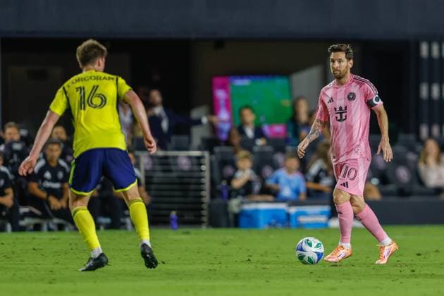 FT. LAUDERDALE, FL - NOVEMBER 08: Inter Miami forward Lionel Messi (10) controls the ball in the first half during a MLS, Fussball Herren, USA Cup Playoffs match between Inter Miami CF and Nashville SC at Chase Stadium on November 08, 2025 in Fort Lauderdale, Florida. (Photo by Chris Arjoon Icon Sportswire) SOCCER: NOV 08 MLS Cup Playoffs Inter Miami CF vs Nashville SC EDITORIAL USE ONLY Icon25110800145