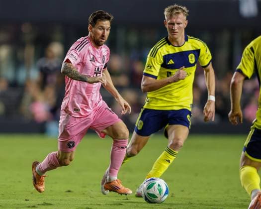 FT. LAUDERDALE, FL - NOVEMBER 08: Inter Miami forward Lionel Messi (10) controls the ball in the first half during a MLS, Fussball Herren, USA Cup Playoffs match between Inter Miami CF and Nashville SC at Chase Stadium on November 08, 2025 in Fort Lauderdale, Florida. (Photo by Chris Arjoon Icon Sportswire) SOCCER: NOV 08 MLS Cup Playoffs Inter Miami CF vs Nashville SC EDITORIAL USE ONLY Icon25110800146