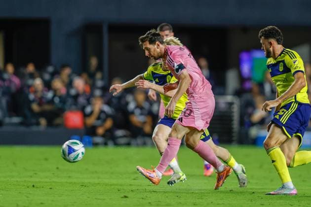 FT. LAUDERDALE, FL - NOVEMBER 08: Inter Miami forward Lionel Messi (10) controls the ball in the first half during a MLS, Fussball Herren, USA Cup Playoffs match between Inter Miami CF and Nashville SC at Chase Stadium on November 08, 2025 in Fort Lauderdale, Florida. (Photo by Chris Arjoon Icon Sportswire) SOCCER: NOV 08 MLS Cup Playoffs Inter Miami CF vs Nashville SC EDITORIAL USE ONLY Icon25110800148