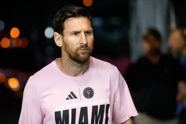 FT. LAUDERDALE, FL - NOVEMBER 08: Inter Miami forward Lionel Messi (10) arrives for a MLS, Fussball Herren, USA Cup Playoffs match between Inter Miami CF and Nashville SC at Chase Stadium on November 08, 2025 in Fort Lauderdale, Florida. (Photo by Chris Arjoon Icon Sportswire) SOCCER: NOV 08 MLS Cup Playoffs Inter Miami CF vs Nashville SC EDITORIAL USE ONLY Icon2511080018