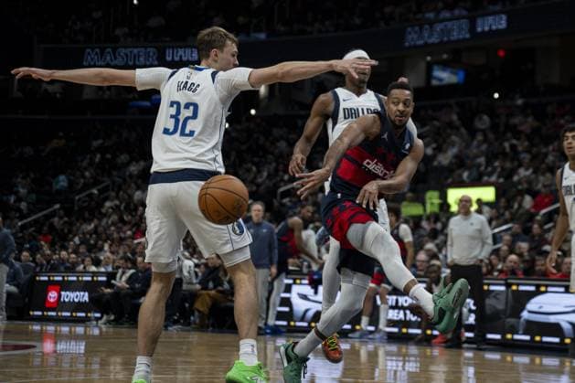 Dallas Mavericks vs Washington Wizards - NBA, Basketball Herren, USA WASHINGTON DC, UNITED STATES - NOVEMBER 8 : CJ McCollum (3) of Washington Wizards in action against Cooper Flagg (32) of Dallas Mavericks during the NBA basketball game between Dallas Mavericks and Washington Wizards at the Capital One Arena on November 8, 2025 in Washington DC, United States. Celal Gunes Anadolu Washington D.C. United States. Editorial use only. Please get in touch for any other usage.  Copyright: x2025xAnadoluxCelalxGunesx