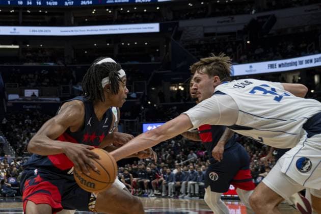 Dallas Mavericks vs Washington Wizards - NBA, Basketball Herren, USA WASHINGTON DC, UNITED STATES - NOVEMBER 8 : Tre Johnson (12) of Washington Wizards in action against Cooper Flagg (32) of Dallas Mavericks during the NBA basketball game between Dallas Mavericks and Washington Wizards at the Capital One Arena on November 8, 2025 in Washington DC, United States. Celal Gunes Anadolu Washington D.C. United States. Editorial use only. Please get in touch for any other usage.  Copyright: x2025xAnadoluxCelalxGunesx