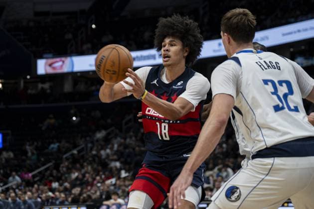Dallas Mavericks vs Washington Wizards - NBA, Basketball Herren, USA WASHINGTON DC, UNITED STATES - NOVEMBER 8 : Kyshawn George (18) of Washington Wizards in action against Cooper Flagg (32) of Dallas Mavericks during the NBA basketball game between Dallas Mavericks and Washington Wizards at the Capital One Arena on November 8, 2025 in Washington DC, United States. Celal Gunes Anadolu Washington D.C. United States. Editorial use only. Please get in touch for any other usage.  Copyright: x2025xAnadoluxCelalxGunesx