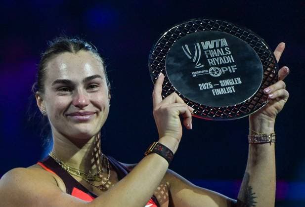 WTA, Tennis Damen Finals 2025 - Final Singles RIYADH, SAUDI ARABIA - NOVEMBER 08: Runner-up Aryna Sabalenka poses for a photo during the trophy ceremony for the Singles Final match on day eight of the WTA Finals Riyadh as part of the Hologic WTA Tour 2025 at King Saud University Indoor Arena on November 08, 2025 in Riyadh, Saudi Arabia. Riyadh Saudi Arabia  Copyright: xSTRx originalFilename:str-wtafinal251108_npxN0.jpg
