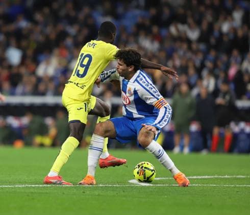November 8, 2025, Sabadell, Barcelona, Spain: Barcelona Spain 08.11.2025 Leandro Cabrera (Espanyol) and Nicolas Pepe (Villarreal) battle for the ball during the La Liga EA Sports between Espanyol and Villarreal at RCDE Stadium on 08 November 2025 in Barcelona. Sabadell Spain - ZUMAu50_ 20251108_zsp_u50_031 Copyright: xXavixUrgelesx