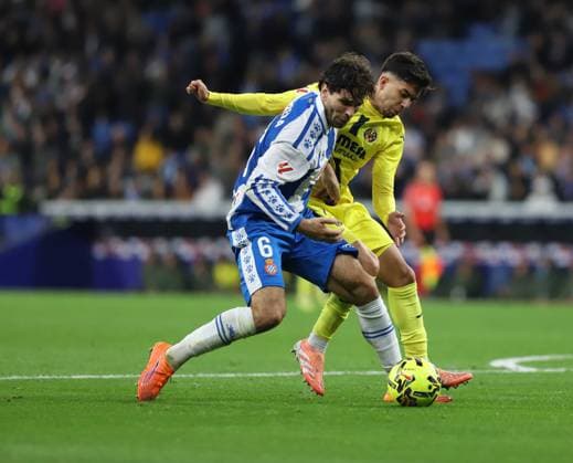 November 8, 2025, Sabadell, Barcelona, Spain: Barcelona Spain 08.11.2025 Leandro Cabrera (Espanyol) and Ilias Akhomach (Villarreal) battle for the ball during the La Liga EA Sports between Espanyol and Villarreal at RCDE Stadium on 08 November 2025 in Barcelona. Sabadell Spain - ZUMAu50_ 20251108_zsp_u50_037 Copyright: xXavixUrgelesx