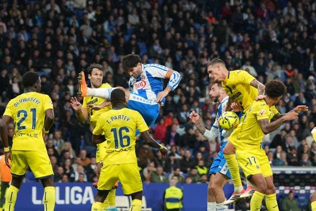 RCD Espanyol de Barcelona v Villarreal CF - LaLiga EA Sports Leandro Cabrera of Espanyol fights for an aerial duel during the La Liga match between RCD Espanyol and Villarreal at the Stage Front Stadium in Barcelona, Spain, on November 8, 2025. Barcelona Spain  Copyright: xLeonardoxGerzonx originalFilename:gerzon-notitle251108_npIVS.jpg