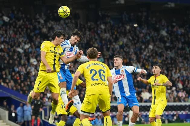 RCD Espanyol de Barcelona v Villarreal CF - LaLiga EA Sports Leandro Cabrera of Espanyol and Gerard Moreno of Villarreal fight for an aerial duel during the La Liga match between RCD Espanyol and Villarreal at the Stage Front Stadium in Barcelona, Spain, on November 8, 2025 Barcelona Spain  Copyright: xLeonardoxGerzonx originalFilename:gerzon-notitle251108_npBul.jpg