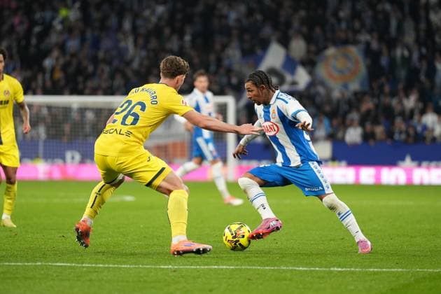 RCD Espanyol de Barcelona v Villarreal CF - LaLiga EA Sports Tyrhys Dolan of RCD Espanyol de Barcelona competes for the ball with Pau Navarro of Villarreal CF during the LaLiga EA Sports match between RCD Espanyol de Barcelona and Villarreal CF at RCDE Stadium on November 08, 2025 in Barcelona, Spain Barcelona Spain  Copyright: xLeonardoxGerzonx originalFilename:gerzon-notitle251108_npiMD.jpg