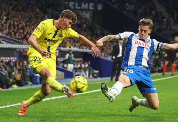 RCD Espanyol de Barcelona v Villarreal CF - LaLiga EA Sports Pau Navarro and Pol Lozano play during the match between RCD Espanyol and Villarreal CF, corresponding to week 12 of LaLiga EA Sports, at the RCDE Stadium in Barcelona, Spain, on November 8, 2025. Barcelona Barcelona Spain  Copyright: xUrbanandsportx originalFilename:urbanandsport-rcdespan251108_npDgq.jpg