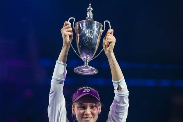WTA, Tennis Damen Finals 2025 - Final Singles RIYADH, SAUDI ARABIA NOVEMBER 8, 2025: Elena Rybakina of Kazakhstan celebrates with the Billie Jean King Trophy after defeating Aryna Sabalenka in the singles final on Day 8 of the 2025 WTA Finals, part of the Hologic WTA Tour, at King Saud University Indoor Arena in Riyadh, Saudi Arabia. Riyadh Saudi Arabia  Copyright: xSTRx originalFilename:str-wtafinal251108_npEWy.jpg
