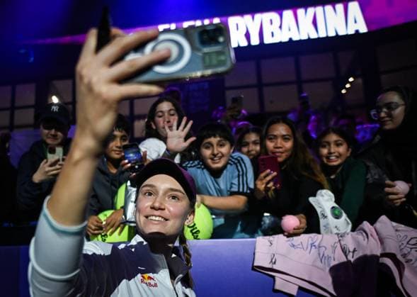 WTA, Tennis Damen Finals 2025 - Final Singles RIYADH, SAUDI ARABIA NOVEMBER 8, 2025: Elena Rybakina of Kazakhstan celebrates with fans after defeating Aryna Sabalenka in the singles final on Day 8 of the 2025 WTA Finals, part of the Hologic WTA Tour, at King Saud University Indoor Arena in Riyadh, Saudi Arabia. Riyadh Saudi Arabia  Copyright: xSTRx originalFilename:str-wtafinal251108_npYjT.jpg