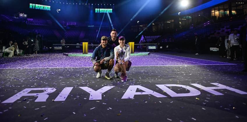 WTA, Tennis Damen Finals 2025 - Final Singles RIYADH, SAUDI ARABIA NOVEMBER 8, 2025: Elena Rybakina of Kazakhstan poses with physio Stefan Duell and coach Stefano Vukov after the trophy ceremony following the singles final on Day 8 of the 2025 WTA Finals, part of the Hologic WTA Tour, at King Saud University Indoor Arena in Riyadh, Saudi Arabia. Riyadh Saudi Arabia  Copyright: xSTRx originalFilename:str-wtafinal251108_npzeh.jpg