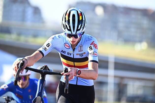 Belgian Giel Lejeune pictured in action during the junior men race at the UEC Cyclocross European Championships, Sunday 09 November 2025, in Middelkerke. JASPERxJACOBS  x140388654x